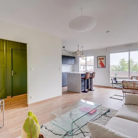 With Balcony St Genes And Parking 波尔多