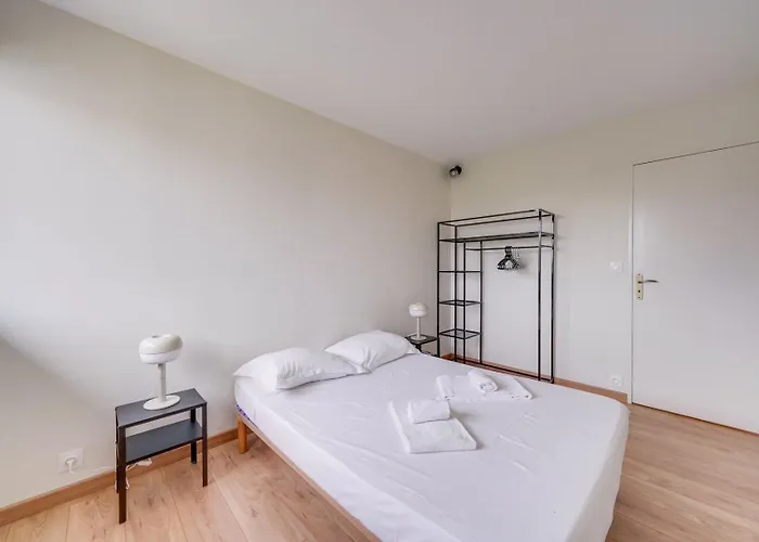 With Balcony St Genes And Parking Apartamento