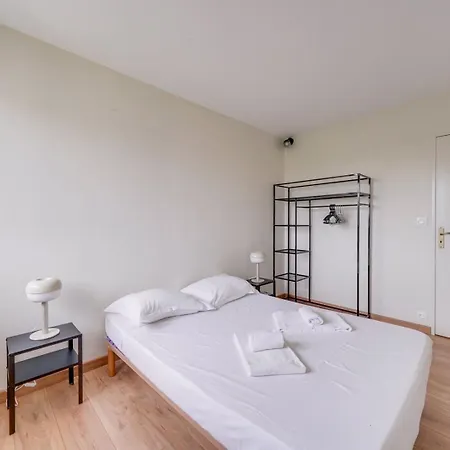 With Balcony St Genes And Parking Apartamento